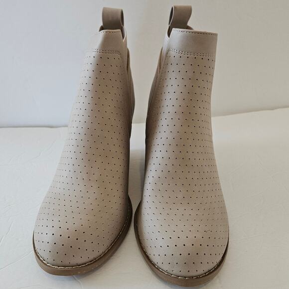 DV by Dolce Vita Gerdy Bootie Beige Ankle Wedge Heel Womens 6.5 Boho Chic Casual - Picture 2 of 9